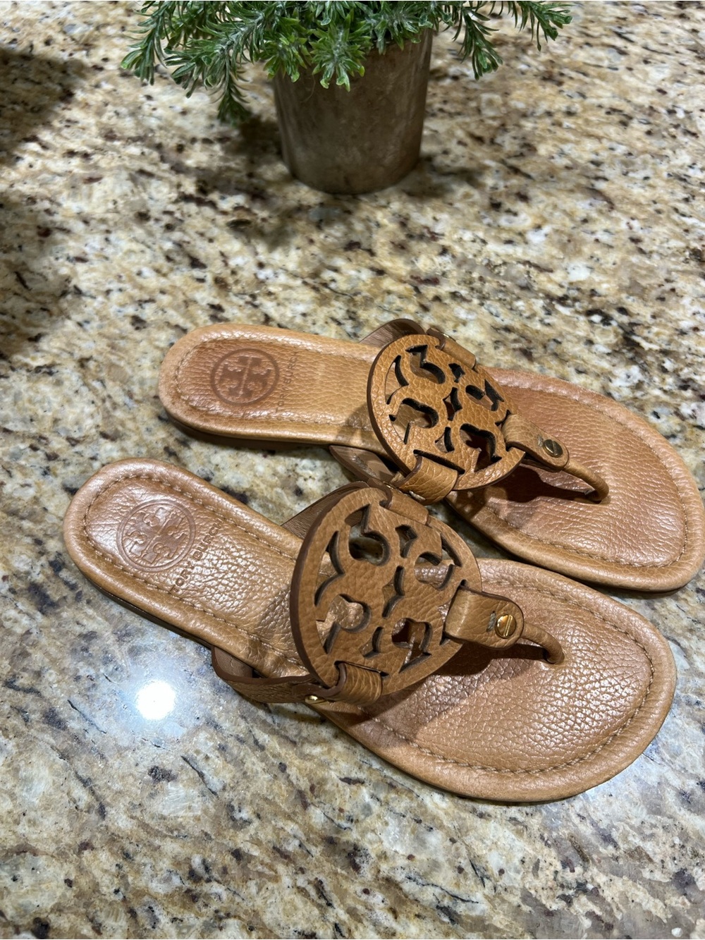 TORY BURCH Miller Tan Textured Leather Thong Sandal 6M - Picture 3 of 11
